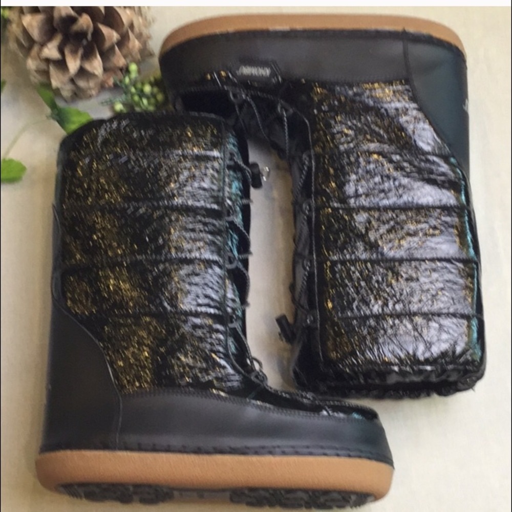 Snow Bunny Moon Boots 9M.